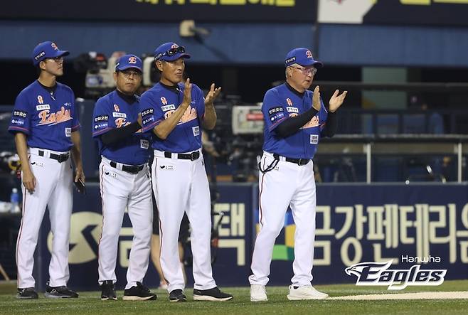 한화 김경문 감독이 지난 23일 잠실 두산전에서 승리한 후 선수들을 향해 박수치고 있다. 사진 | 한화 이글스