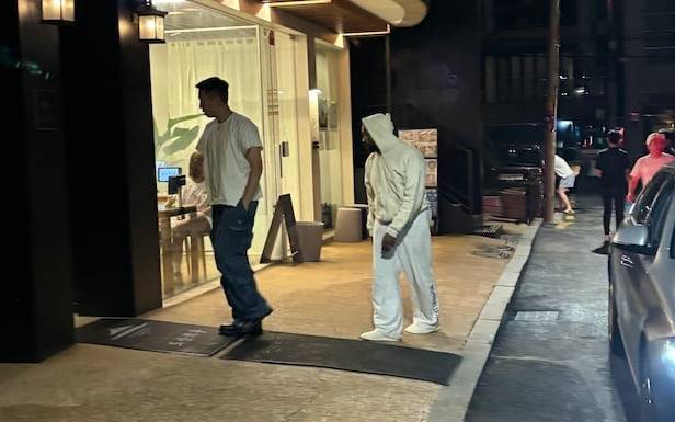 26일 오후 8시쯤 예(카녜이 웨스트)가 강남 한 고깃집을 들어가고 있는 모습. 사진 | 온라인 커뮤니티