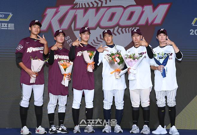 2023년 9월14일 서울 중구 웨스틴조선호텔 그랜드볼룸에서 진행된 2024 KBO 신인 드래프트에서 키움 히어로즈 지명 선수들이 기념촬영을 하고 있다.  | 박진업기자 upandup@sportsseoul.com