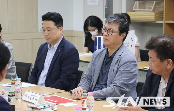 이상영 명지대학교 미래융합대학장(중앙)이 협약식전 가진 간담회에서 향후 운영 계획 등에 대해 경청하고 있다/ 사진┃명지대학교 미래융합대학 제공.