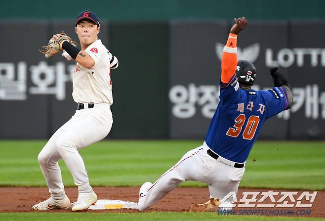 28일 부산 사직구장에서 열린 롯데 자이언츠와 한화 이글스의 경기. 1회초 무사 1,2루 한화 김태연 타구를 롯데 2루수 고승민이 잡아 병살로 연결하고 있다. 부산=박재만 기자 pjm@sportschosun.com/2024.08.28/