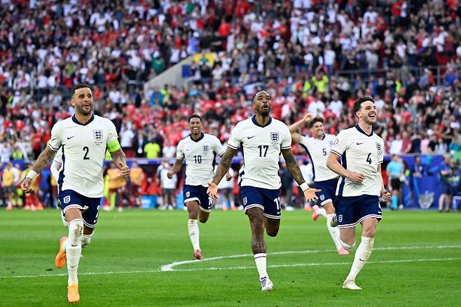 England's defender #02 Kyle Walker, England's midfielder #10 Jude Bellingham, England's forward #17 Ivan Toney and England's midfielder #04 Declan Rice celebrate after winning the UEFA Euro 2024 quarter-final football match between England and Switzerland at the Duesseldorf Arena in Duesseldorf on July 6, 2024. (Photo by INA FASSBENDER / AFP)

<저작권자(c) 연합뉴스, 무단 전재-재배포, AI 학습 및 활용 금지>