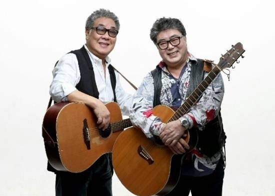 70년대 젊은이들의 순수한 정서를 잘 표현한 '긴머리 소녀'는 세월이 흐를수록 깊어지는 노래로 꼽힌다. 원년 멤버 오세복(왼쪽)은 2021년 8월 패혈증으로 세상을 떠나고, 현재 둘다섯은 마지막 주자로 뛰어든 이철식(오른쪽)이 명맥을 이어가고 있다. /이철식 SNS