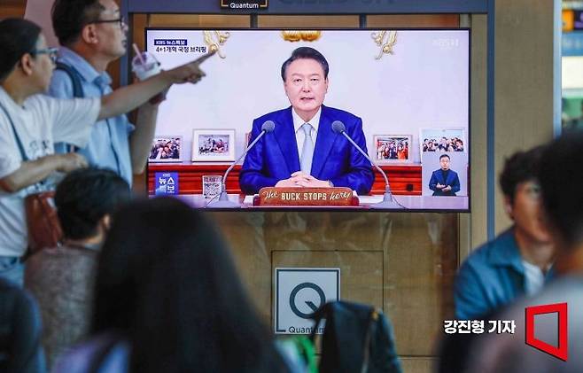 29일 서울역 대합실에서 시민들이 윤석열 대통령의 국정브리핑을 시청하고 있다. 사진=강진형 기자aymsdream@