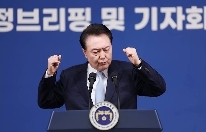 윤석열 대통령이 29일 오전 서울 용산 대통령실 청사에서 '국정브리핑 및 기자회견'에서 답하고 있다. /연합뉴스