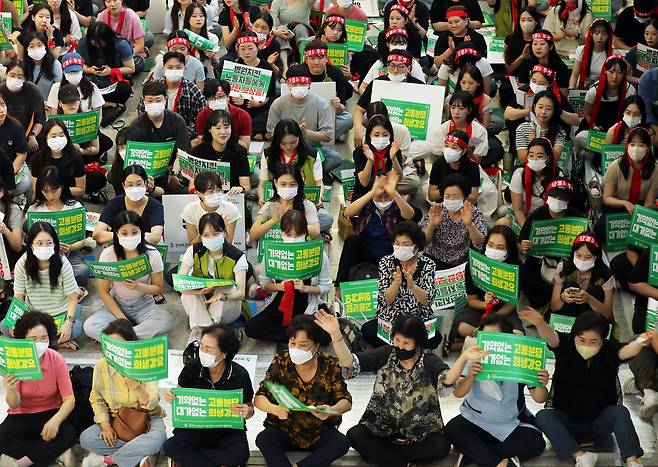 전국보건의료산업노동조합 총파업을 하루 앞둔 28일 광주 동구 조선대학교 병원에서 열린 파업전야제에서 조합원들이 구호를 외치고 있다./뉴스1