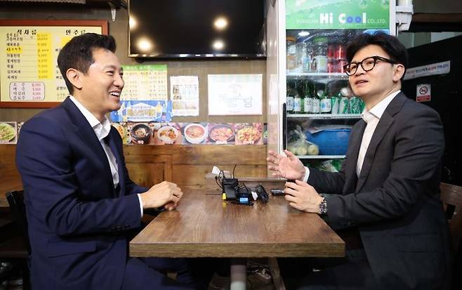 한동훈 국민의힘 당대표와 오세훈 서울특별시장이 지난달 5일 서울 용산구 동자동 쪽방촌 동행식당에서 조찬 회동을 하고 있다. ⓒ국회공동사진단