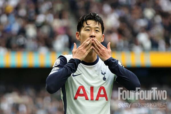 사진=게티이미지. 토트넘은 28일(한국시간) 구단 공식 채널을 통해 9년 전 성사시킨 한 이적을 조명했다. 주인공은 '캡틴' 손흥민이었다. 토트넘은 "2015년→2024년. 우리 캡틴의 과거와 현재"라는 내용과 함께 두 장의 사진을 게재했다. 사진 속에는 손흥민의 9년 전 모습과 현재의 모습이 담겨 있었는데, 두 손흥민은 같은 장소에서 같은 포즈를 취하고 있었다.