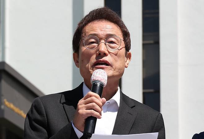 조희연 서울시교육감이 지난 5월16일 오전 서울 중구 서울시의회 앞에서 서울학생인권조례 폐지 조례안에 대한 재의를 요구하는 입장을 밝히고 있다. 김정효 기자 hyopd@hani.co.kr