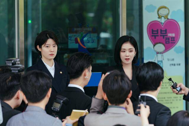 드라마 '굿파트너' 속 이혼 전문 변호사 차은경(오른쪽, 장나라)과 그의 직장 후배 한유리(남지현) 변호사. SBS 제공