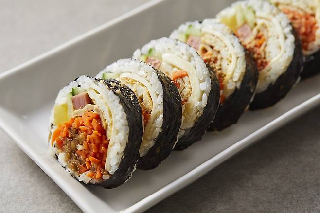 다이어트할 때 김밥을 먹고 싶다면 밥 함량을 줄이거나 햄, 어묵 등을 넣지 않고 채소만 넣으면 도움 된다./사진=클립아트코리아