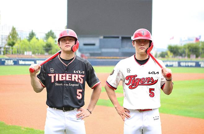 지난 26일부터 30일까지 KIA 구단이 판매 중인 김도영의 스페셜 유니폼. 왼쪽이 월간 10-10 기념, 오른쪽이 최소타석 내추럴 사이클링히트 기념 유니폼이다. 구단에 따르면 월간 10-10 유니폼 판매가 약간 더 많다. KIA 제공