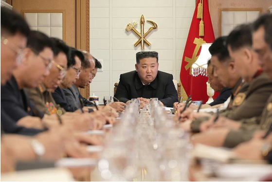 지난달 29일에서 30일까지 진행된 당 중앙위원회 제8기 제22차 정치국 비상확대회의에서 참석자들이 필기를 하고 있다. 평양 노동신문=뉴스1