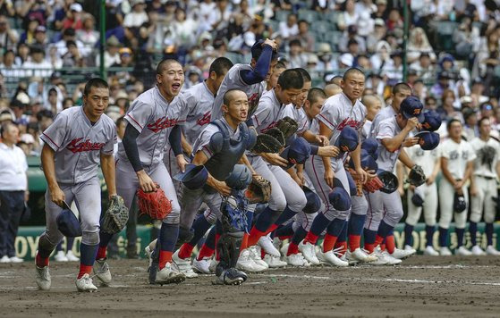 일본 내 한국계 민족학교인 교토국제고 야구 선수들이 17일 일본 효고현 니시노미야 한신고시엔구장에서 열린 전국고교야구선수권대회(여름 고시엔) 3차전에서 4-0으로 승리해 8강 진출을 확정한 뒤 환호하며 달려가고 있다. 교도=연합뉴스