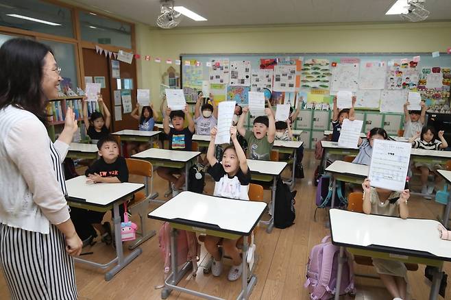 지난 19일 개학한 대구 달서구 대구덕인초등학교 학생들이 방학숙제를 들어 보이고 있다. 사진=뉴스1