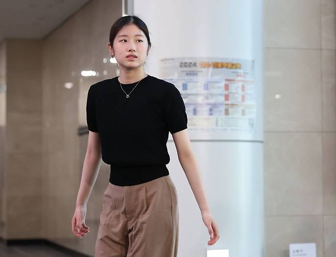 해외 전지훈련 기간 술을 마시고 이성 후배에게 성적 가해를 한 혐의로 3년 자격 정지 징계를 받은 피겨스케이팅 여자 싱글 전 국가대표 이해인이 29일 오후 대한체육회 스포츠공정위원회 재심의가 열리는 서울 송파구 올림픽회관에 들어서고 있다. 사진=연합뉴스