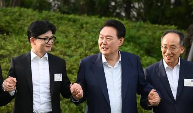 President Yoon Suk-yeol talks with Han Dong-hoon, leader of the People\'s Power Party, and floor leader Choo Kyung-ho at a dinner in front of the presidential office in Yongsan, Seoul, on August 24. Courtesy of the presidential office