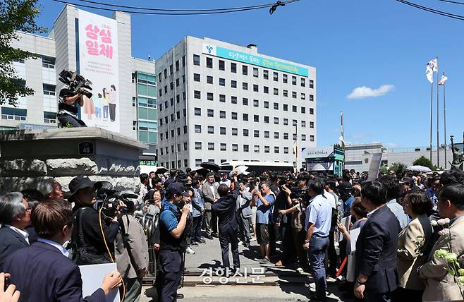 해직 교사 부당 특채 혐의로 직을 상실한 조희연 서울시교육감이 29일 대법원의 유죄 확정 선고 후 서울시교육청을 나서며 손 흔들어 인사하고 있다.