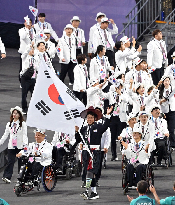 29일(한국시간) 프랑스 파리 콩코드 광장에서 열린 2024 파리 패럴림픽 개막식에서 기수 최용범(카누)을 선두로 대한민국 선수단이 입장하고 있다.  파리 공동취재단