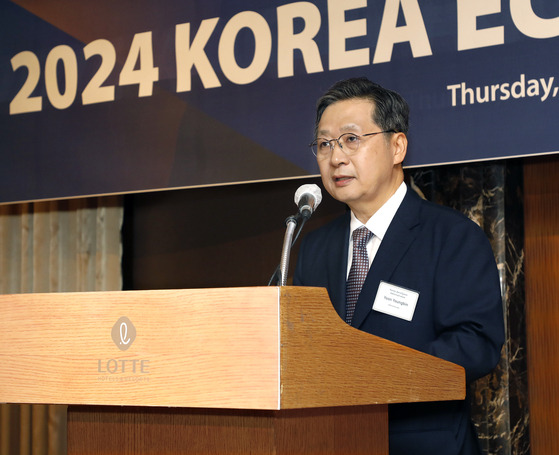 Administrator Yoon Young-bin of the Korea AeroSpace Administration (KASA) speaks at the 18th Korea Economic Forum hosted by the Korea JoongAng Daily at the Lotte Hotel Seoul in central Seoul on Thursday. [PARK SANG-MOON]