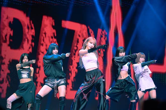 Girl group Le Sserafim performs its new song "Crazy" during a showcase held on Aug. 29 at the Yes24 Live Hall music venue in eastern Seoul. [DANIELA GONZALEZ PEREZ]