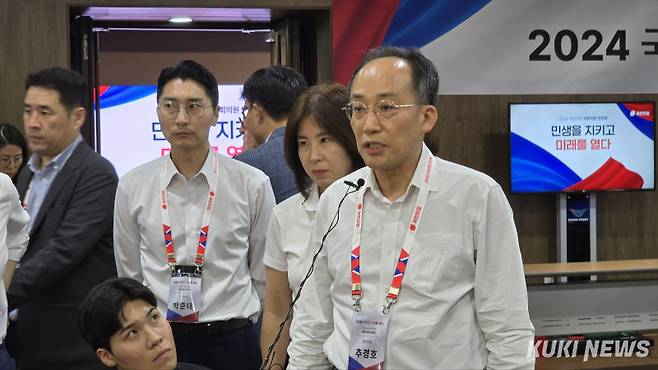 추경호 국민의힘 원내대표가 29일 인천공항공사 인재개발원에서 열린 국민의힘 연찬회에서 정부의 의료개혁 정부보고를 끝마친 후 브리핑하고 있다. 사진=임현범 기자