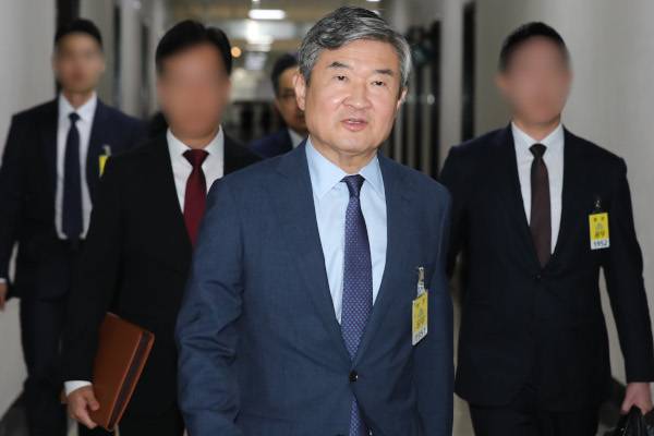 조태용 국가정보원장이 28일 국회 정보위원회 전체회의에 출석하기 위해 회의장으로 이동하고 있다. 국정원은 북한의 신형 전술 탄도미사일 발사대에 대응해 한국형미사일방어(KAMD) 체계를 강화하고 있다고 밝혔다. 국회사진기자단