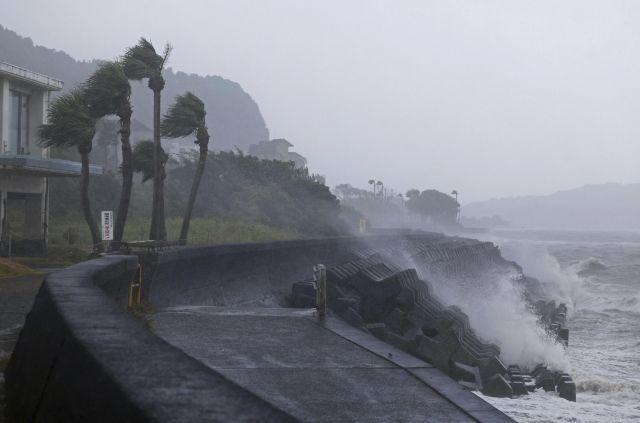 지난 28일 일본 서부 가고시마현 이부스키에 제10호 태풍 '산산'이 접근하면서 해안가에 강풍과 높은 파도가 몰아치고 있다. AP뉴시스