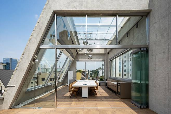 엘루오씨앤씨 사옥에 위치한 루프탑 바베큐장.