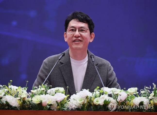 김준구 네이버웹툰 대표가 29일 서울대학교에서 열린 제78회 후기 학위 수여식에서 축사하고 있다. 사진|연합뉴스