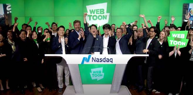 6월 27일(현지시간) 나스닥 상장식에 김준구 네이버 웹툰 대표이사와 이해진 네이버 창업자 겸 글로벌투책임자(GIO) 등이 참석해 환호하고 있다. 제공|네이버웹툰