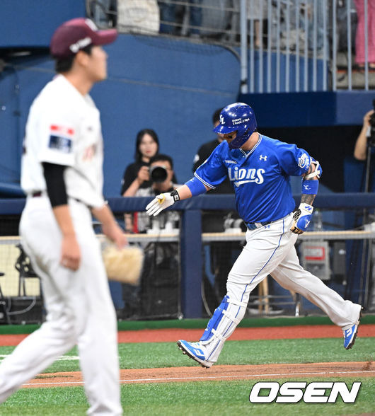 [OSEN=고척, 이대선 기자] 28일 오후 서울 고척스카이돔에서 ‘2024 신한 SOL Bank KBO리그’ 키움 히어로즈와 삼성 라이온즈의 경기가 열렸다. 1회초 무사 1,2루에서 삼성 박병호가 좌월 스리런 홈런을 치고 그라운드를 돌고 있다. 2024.08.28 /sunday@osen.co.kr