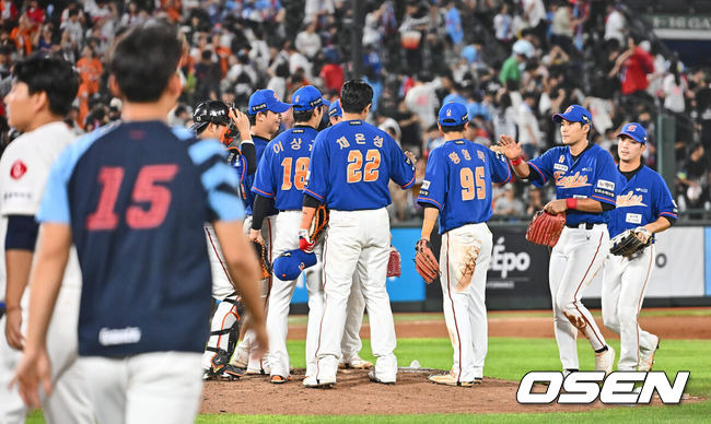 [OSEN=부산, 이석우 기자] 한화 선수들이 승리 후 기쁨을 나누고 있다. 2024.08.28 / foto0307@osen.co.kr