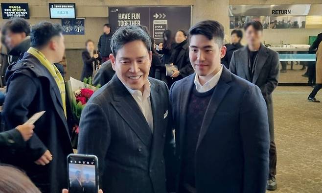 정용진 신세계 부회장과 장남 정해찬씨가 지난해 12월 23일 서울 서초구 예술의전당에서 열린 정 부회장의 배우자 한지희씨의 플루트 독주회를 관람하기 앞서 사진을 찍고 있다. 뉴시스