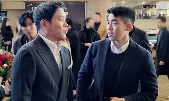 정용진 신세계 부회장과 장남 정해찬씨가 지난해 12월 23일 오후 서울 서초구 예술의전당에서 열린 정 부회장의 배우자 한지희씨의 플루트 독주회를 관람하기 앞서 대화를 나누고 있다. 뉴시스