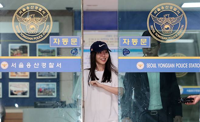 민희진&nbsp;어도어 전 대표가 9일 오후 '업무상 배임' 혐의 관련 첫 소환 조사를 마친 뒤 서울 용산경찰서를 나서고 있다. ⓒ연합뉴스