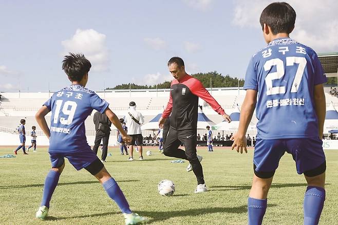 ▲ 한국 축구 국가대표로 국제축구연맹(FIFA) 월드컵에 참가한 레전드들이 팬들로부터 받은 사랑에 보답하기 위해 지역주민들과 자선경기 및 축구 클리닉을 실시한다. 지난해에 이어 2회째 개최되는 자선행사는 베스트 일레븐이 주최하고 영덕군이 후원한다. ⓒ 베스트 일레븐