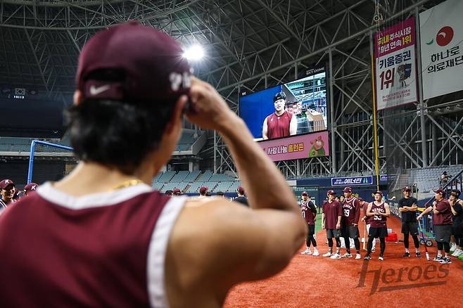 ▲송성문이 전광판에 띄워진 생일축하 영상을 바라보고 있다. ⓒ키움 히어로즈