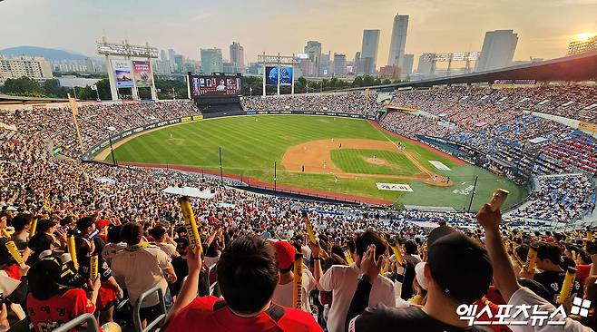 18일 오후 서울 송파구 잠실야구장에서 열린 '2024 신한 SOL Bank KBO리그' KIA 타이거즈와 LG 트윈스의 경기가 매진되며 KBO 역대 최다 관중 신기록을 세웠다. 엑스포츠뉴스 DB