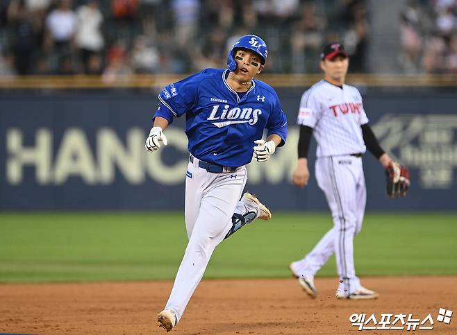 30일 오후 서울 송파구 잠실야구장에서 열린 '2024 신한 SOL BanK KBO리그' 삼성 라이온즈와 LG 트윈스의 경기, 4회초 2사 삼성 김영웅이 LG 선발투수 엔스 상대로 솔로 홈런을 때려낸 뒤 베이스를 돌고 있다. 엑스포츠뉴스 DB