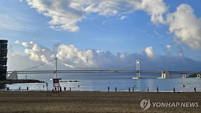 광안대교 위 가을하늘 무더위가 그친다는 절기인 처서를 맞은 지난 22일 부산 수영구 광안리해수욕장 광안대교 위 하늘과 구름이 높고 파랗게 보여 성큼 다가온 가을을 느끼게 한다. [연합뉴스 자료사진]