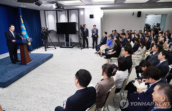 윤석열 대통령, 국정브리핑 및 기자회견 (서울=연합뉴스) 홍해인 기자 = 윤석열 대통령이 29일 오전 서울 용산 대통령실 청사에서 '국정브리핑 및 기자회견'을 하고 있다. 2024.8.29 hihong@yna.co.kr