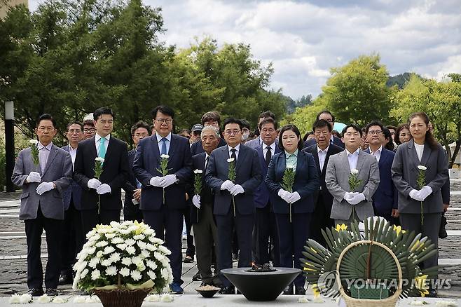 노무현 전 대통령 묘역 참배하는 전병헌 대표 (서울=연합뉴스) 새로운미래 전병헌 대표와 지도부 및 당원들이 29일 경남 김해시 진영읍 봉하마을 노무현 전 대통령 묘역을 참배하고 있다. 2024.8.29 [새로운미래 제공. 재판매 및 DB 금지] photo@yna.co.kr