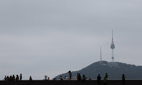 29일 오후 서울 용산구 국립중앙박물관에서 시민들이 먹구름이 낀 하늘 아래에 앉아 휴식을 취하고 있다.(사진=뉴시스)