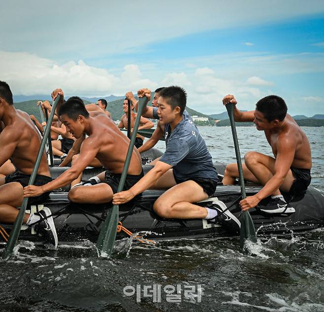 문희우 대위 등 교육생들이 고무보트(CRRC) 운용훈련을 하고 있다. (사진=해군)