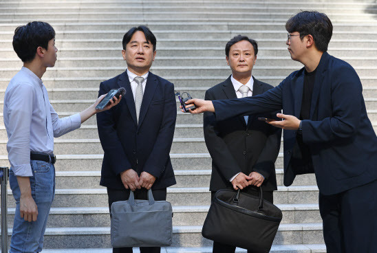 류화현 위메프 대표(왼쪽)와 류광진 티몬 대표가 30일 오후 서울 서초구 서울회생법원에서 티몬·위메프 사태 관련 2차 회생절차 협의회를 마친 뒤 기자회견을 하고 있다. (사진=연합뉴스)