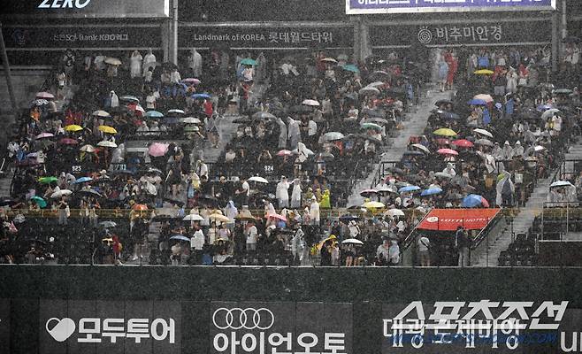 29일 부산 사직구장에서 열린 롯데 자이언츠와 한화 이글스의 경기. 3회말 이닝 종료 후 갑자기 내리기 시작한 비로 인해 경기가 중단되고 있다. 부산=박재만 기자 pjm@sportschosun.com/2024.08.29/