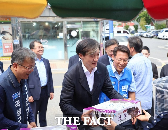 조국 조국혁신당 대표는 30일 전라남도 곡성 옥과면에서 의원들, 곡성군수 예비후보들과 함께 거리인사를 다녔다. 조 대표는 한 노점에서 포도 한 박스를 구입했다. 왼쪽부터 손경수 예비후보, 조 대표, 박웅두 예비후보. /조국혁신당 제공