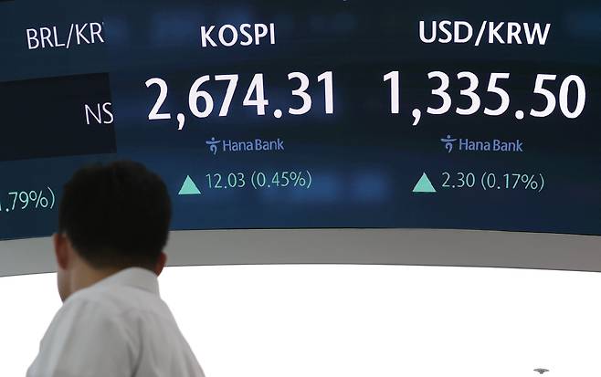 30일 오후 서울 중구 하나은행 딜링룸에서 직원들이 업무를 보고 있다. 이날 코스피는 전 거래일보다 12.03포인트(0.45%) 상승한 2674.31로 장을 마쳤다. /연합뉴스