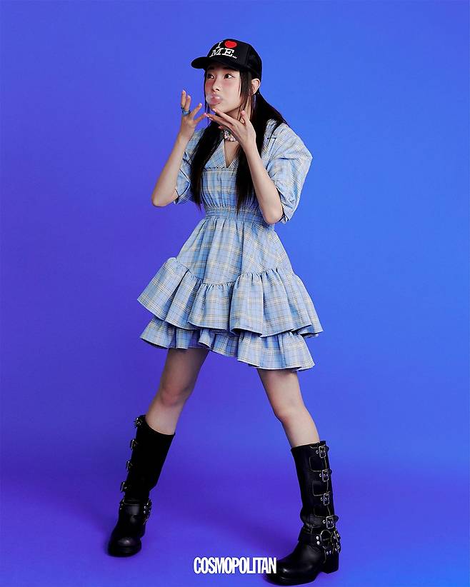 미니드레스 4 mile. 모자 Ashley Williams. 바이커 부츠 Miu Miu. 반지 스타일리스트 소장품.